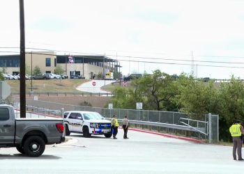 Alumno balea a profesora en secundaria de Texas; agresor muere tras el ataque