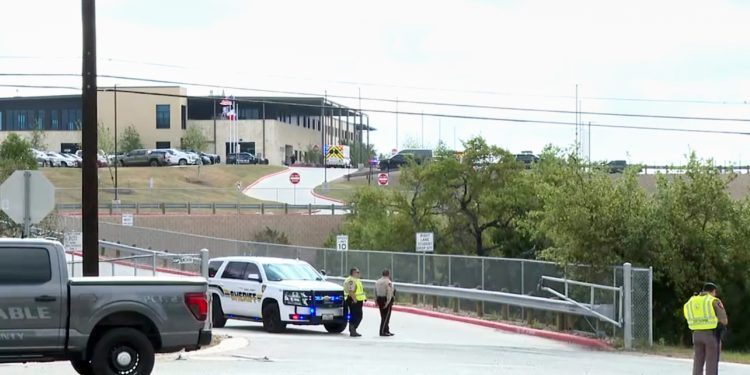 Alumno balea a profesora en secundaria de Texas; agresor muere tras el ataque