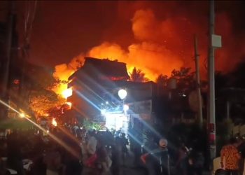 Incendio arrasa más de 40 cabañas en zona turística de Punta Zicatela