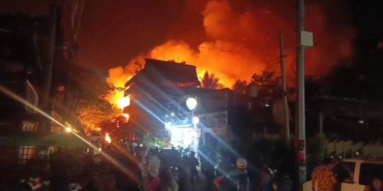 Incendio arrasa más de 40 cabañas en zona turística de Punta Zicatela