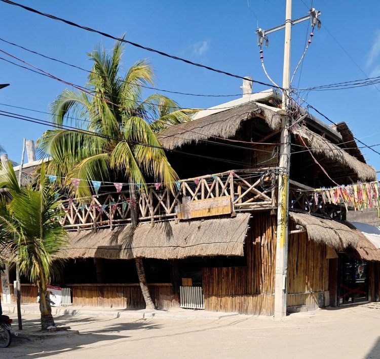 Nuevamente fuerzas Federales toman control de #Holbox, la entrega de Nivardo Mena al crimen es evidente para el #GobiernodeMexico