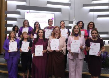 Magistrada Thalía Hernández Robledo recibe el “Reconocimiento Trayectoria AMCEE”