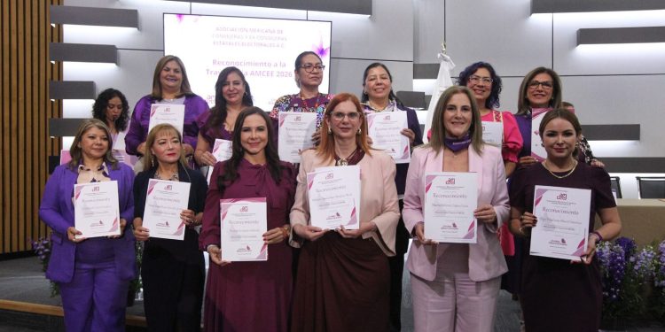 Magistrada Thalía Hernández Robledo recibe el “Reconocimiento Trayectoria AMCEE”