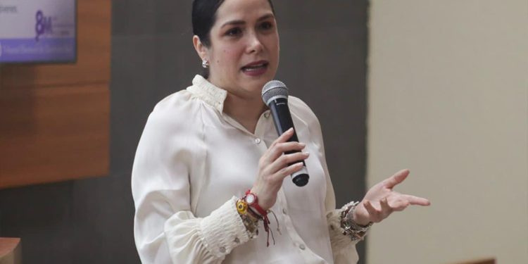 Magistrada Claudia Ávila Graham imparte plática sobre derechos político-electorales de las mujeres jóvenes en la Universidad Anáhuac Cancún