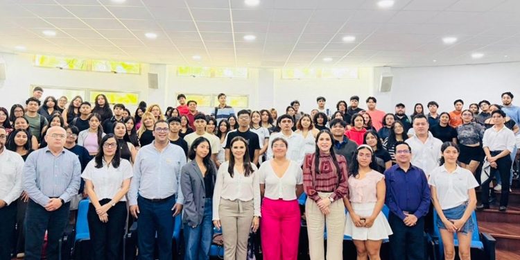 Magistrada Thalía Hernández Robledo imparte plática sobre derechos político-electorales de las mujeres en la UQROO, campus Playa del Carmen