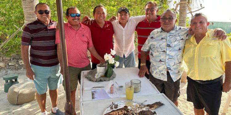 Nivardo Mena celebra cumpleaños, con brutal saqueo y entrega del municipio a la delincuencia.