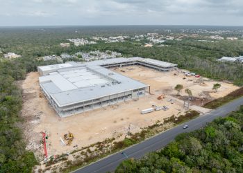 Avanza construcción de primera plaza comercial en Tulum; generará cerca de 900 empleos