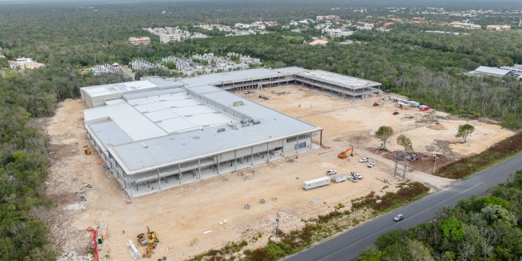 Avanza construcción de primera plaza comercial en Tulum; generará cerca de 900 empleos