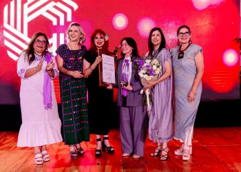LA GOBERNADORA LAYDA SANSORES SAN ROMÁN ENTREGÓ EL RECONOCIMIENTO “MUJERES QUE INSPIRAN Y DEJAN HUELLA”