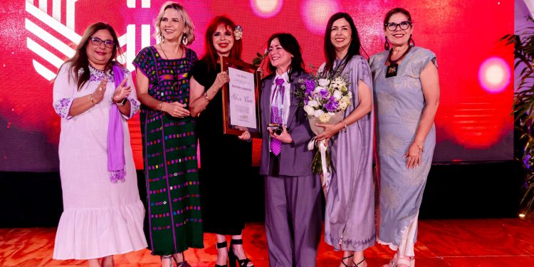 LA GOBERNADORA LAYDA SANSORES SAN ROMÁN ENTREGÓ EL RECONOCIMIENTO “MUJERES QUE INSPIRAN Y DEJAN HUELLA”
