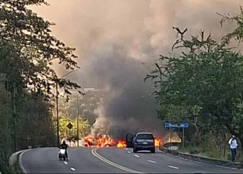 Bloqueos e incendios de vehículos tras emboscada en Michoacán