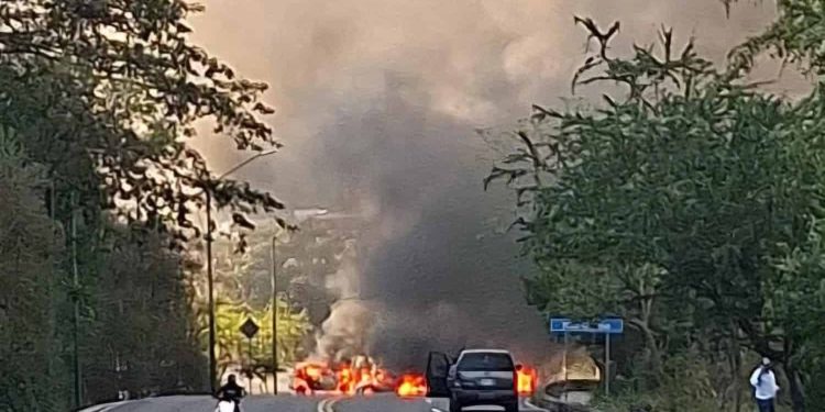 Bloqueos e incendios de vehículos tras emboscada en Michoacán
