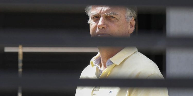 Hospitalizan a Jair Bolsonaro por acumulación de líquido en los pulmones