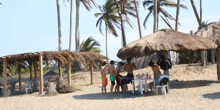 Regresa turismo a restaurantes de Paraíso tras derrame en Río Seco