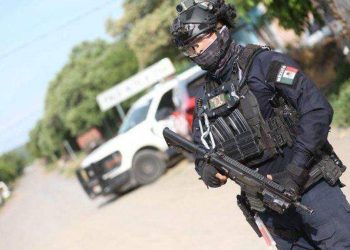 Ataque a convoy policial deja heridos en Michoacán; detienen a líder criminal en operativos federales