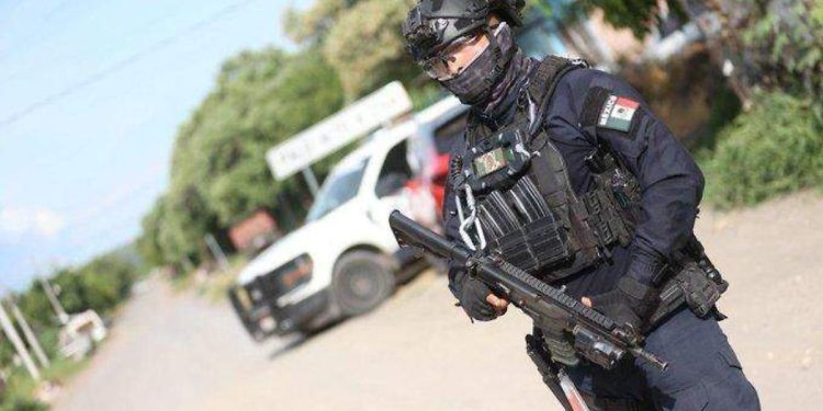 Ataque a convoy policial deja heridos en Michoacán; detienen a líder criminal en operativos federales