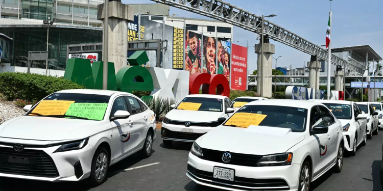 Uber y taxistas acuerdan integración digital en México tras años de confrontación