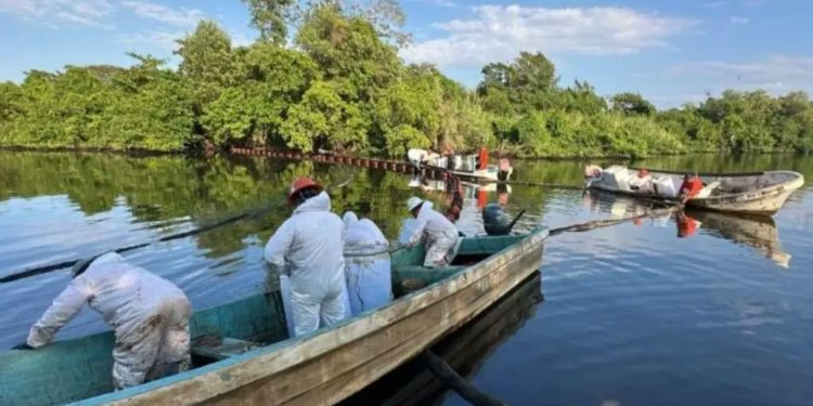 Pemex avanza en limpieza tras derrame en Río Seco, Tabasco