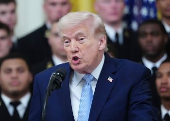 Trump amenaza con desplegar agentes migratorios en aeropuertos por crisis presupuestal