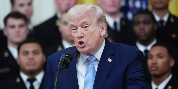 Trump amenaza con desplegar agentes migratorios en aeropuertos por crisis presupuestal