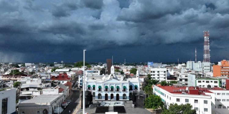 CFE despliega 18 cuadrillas para atender apagones por frente frío en Tabasco