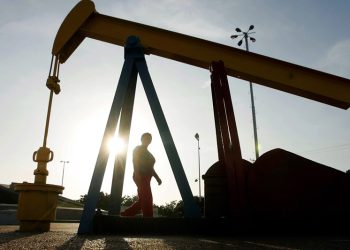 Petróleo de Texas supera los 92 dólares por barril por tensiones en Medio Oriente