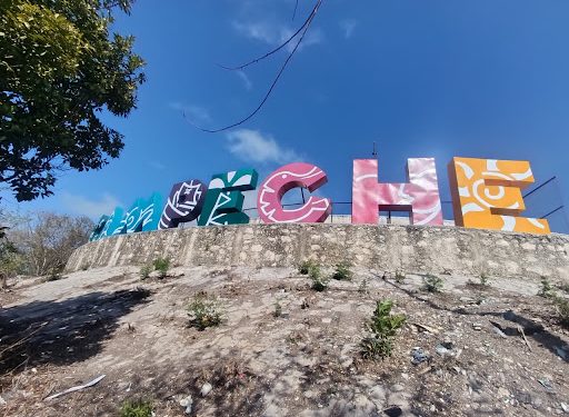 Rehabilitan letras monumentales del mirador Benito Juárez en Campeche