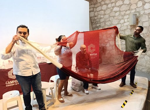 Gobierno de Campeche entrega hamacas a adultos mayores como parte de programa social
