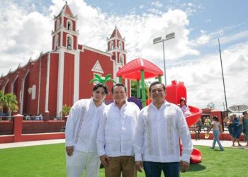 Gobernador Joaquín Díaz Mena entrega parques rehabilitados para las familias de Baca