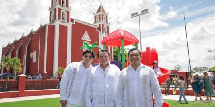 Gobernador Joaquín Díaz Mena entrega parques rehabilitados para las familias de Baca