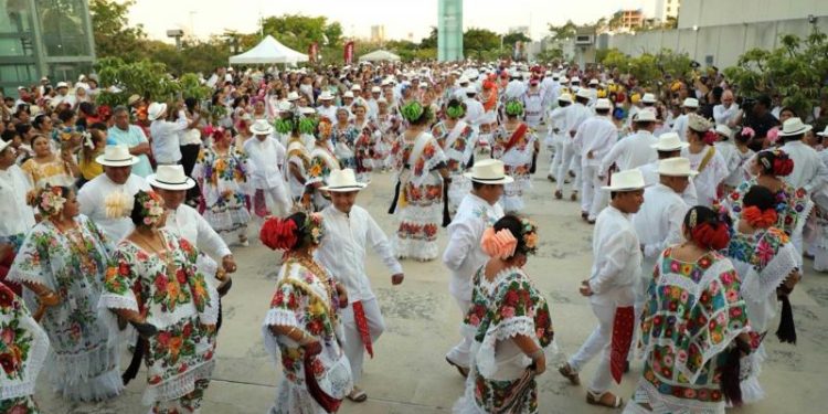Más de mil 800 jaraneras y jaraneros celebran el Día Internacional de la Danza en el Gran Museo del Mundo Maya