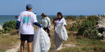 Sanean Playa Cerditos como parte del programa de limpieza costera