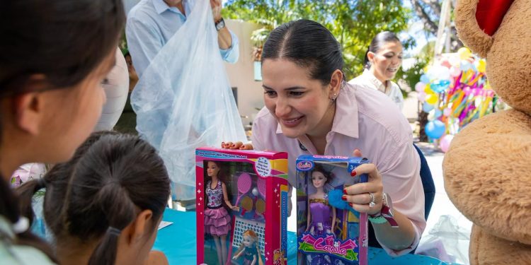 Llevan Estefanía Mercado y Eduardo Nájera amor a niñas y niños del Centro de Asistencia Temporal del DIF Playa del Carmen