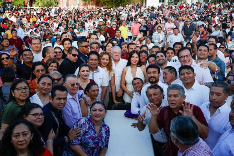 La senadora Anahi González recibe el cariño de compañeros y amigos de todo el estado, por motivo de su cumpleaños.