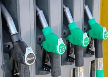 Gobierno y empresarios acuerdan tope de 28.30 pesos por litro de diésel