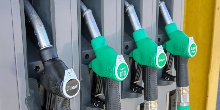 Gobierno y empresarios acuerdan tope de 28.30 pesos por litro de diésel