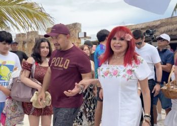 Layda Sansores San Román recorre Playa Bonita Inclusiva y convive con familias