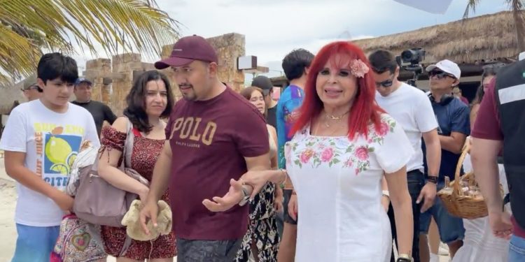 Layda Sansores San Román recorre Playa Bonita Inclusiva y convive con familias