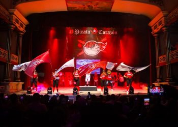 Piratas de Campeche presentan sus uniformes 2026 con espectáculo en teatro histórico