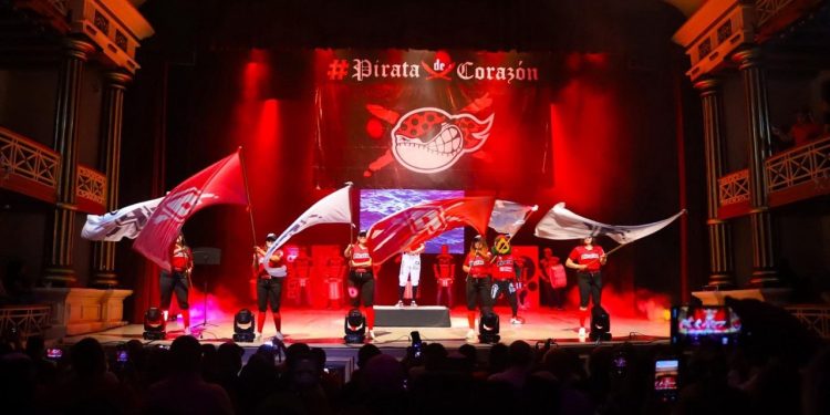 Piratas de Campeche presentan sus uniformes 2026 con espectáculo en teatro histórico