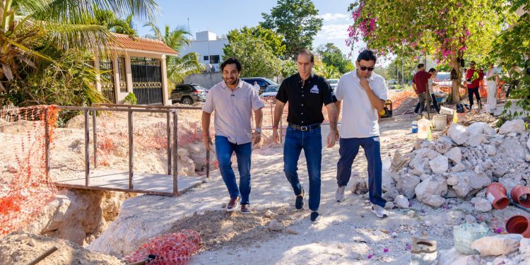 Diego Castañón supervisa obra de drenaje sanitario en colonia Yaax Tulum
