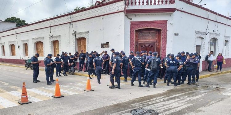 Policías de Jonuta mantienen paro; exigen cumplimiento de homologación salarial
