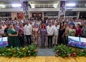 Layda Sansores encabeza celebración del Día del Empleado Estatal