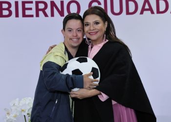Clara Brugada encabeza atención a más de 4 mil personas en Audiencia Ciudadana en el Zócalo
