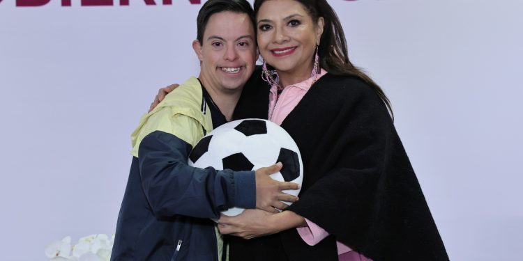 Clara Brugada encabeza atención a más de 4 mil personas en Audiencia Ciudadana en el Zócalo