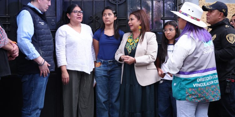 Al encabezar el Gobierno Casa por Casa en la Colonia Moderna, Clara Brugada anunció mejoras en seguridad e iluminación, en beneficio de sus habitantes