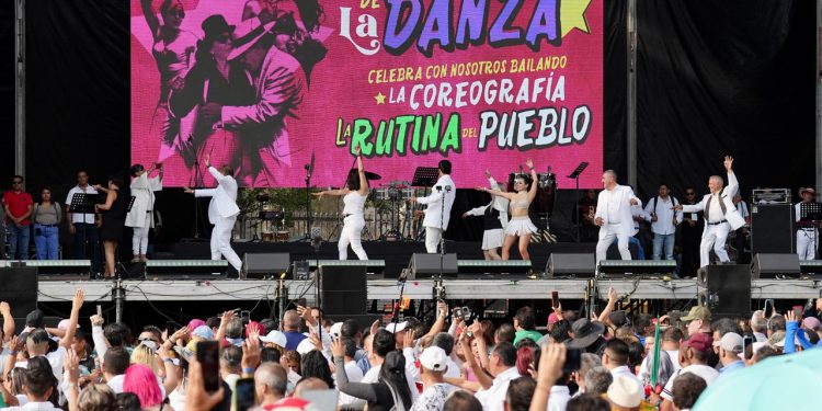 La Rutina del Pueblo convirtió al Zócalo capitalino en mega pista de baile