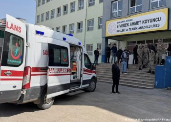 Ataque armado en escuela de Turquía deja al menos 16 personas heridas