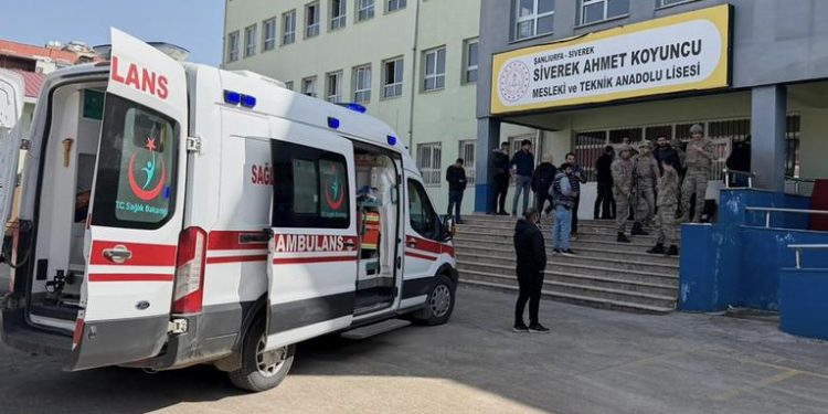 Ataque armado en escuela de Turquía deja al menos 16 personas heridas