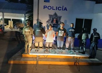 Detienen a dos presuntos narcomenudistas armados en Jalpa de Méndez